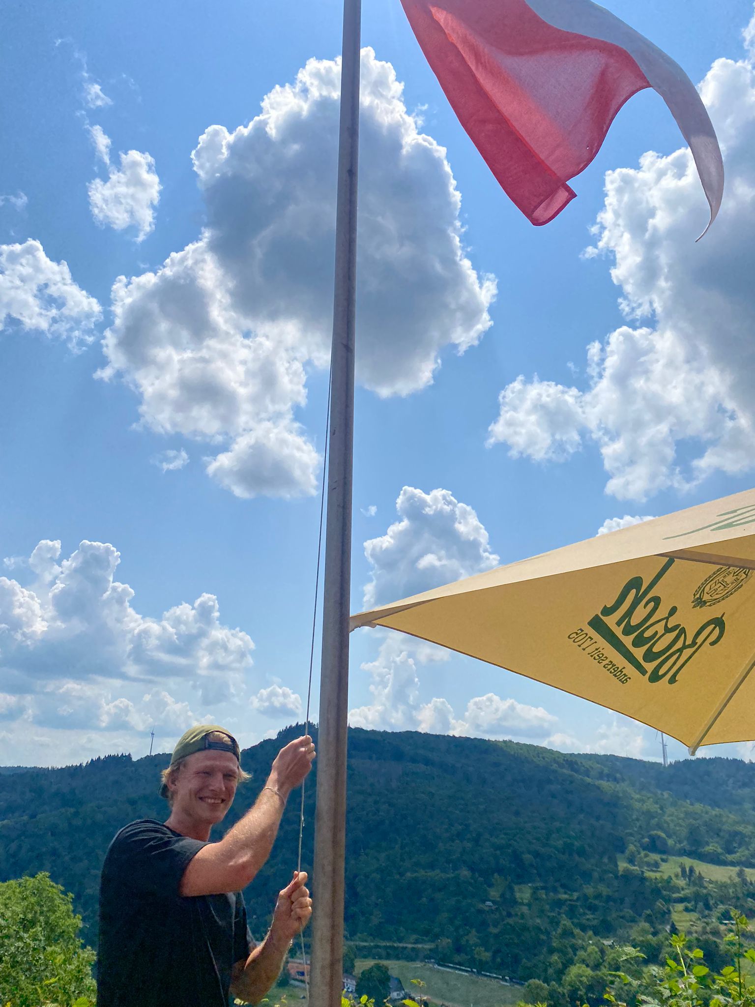 Symbolbild. TC Biedenkopf Mitglied hisst Fahne im Biergarten
