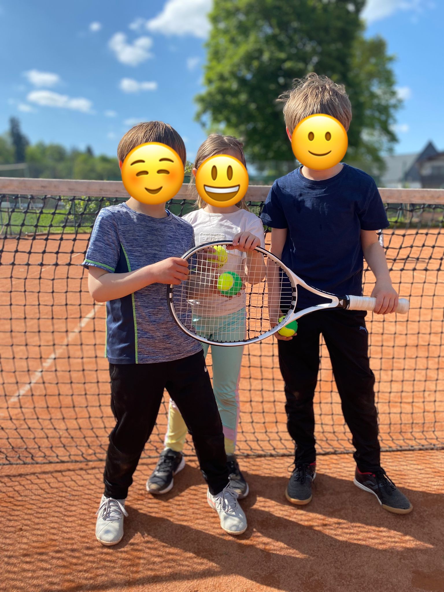 Kinder beim Tennis